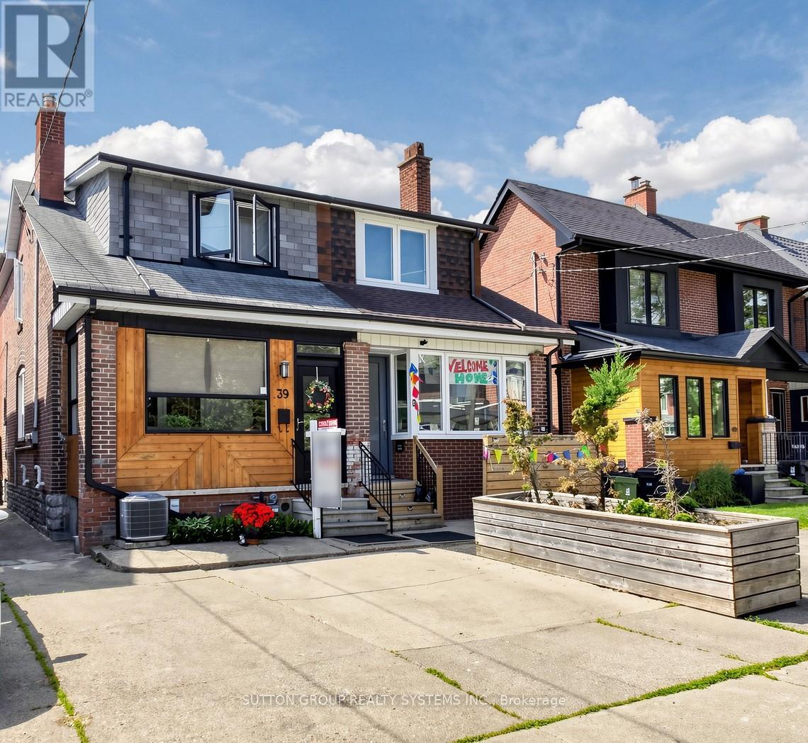 39 EXETER STREET, Toronto, Ontario