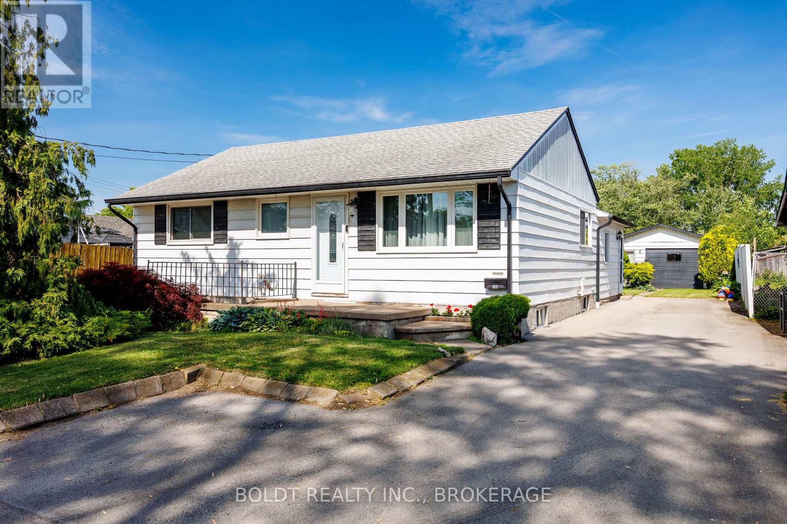 41 Ferndale Avenue, St. Catharines, Ontario  L2P 1V9 - Photo 1 - X13413010