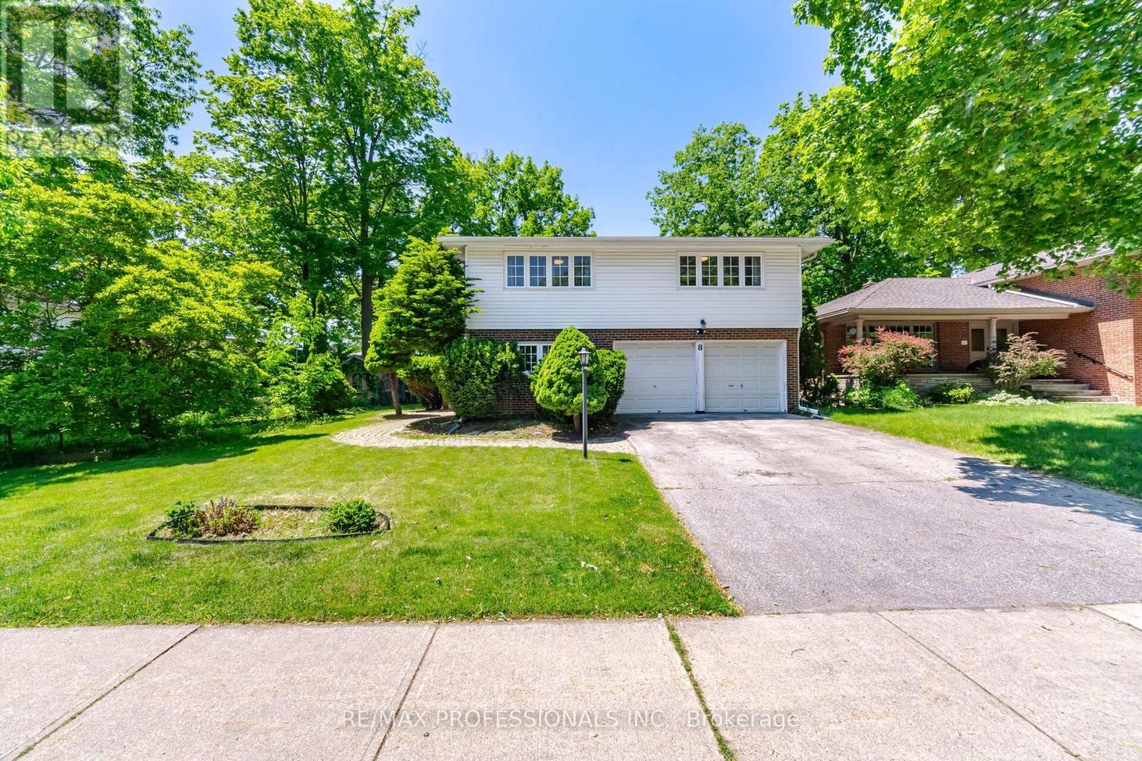 8 MARKLAND DRIVE, Toronto, Ontario