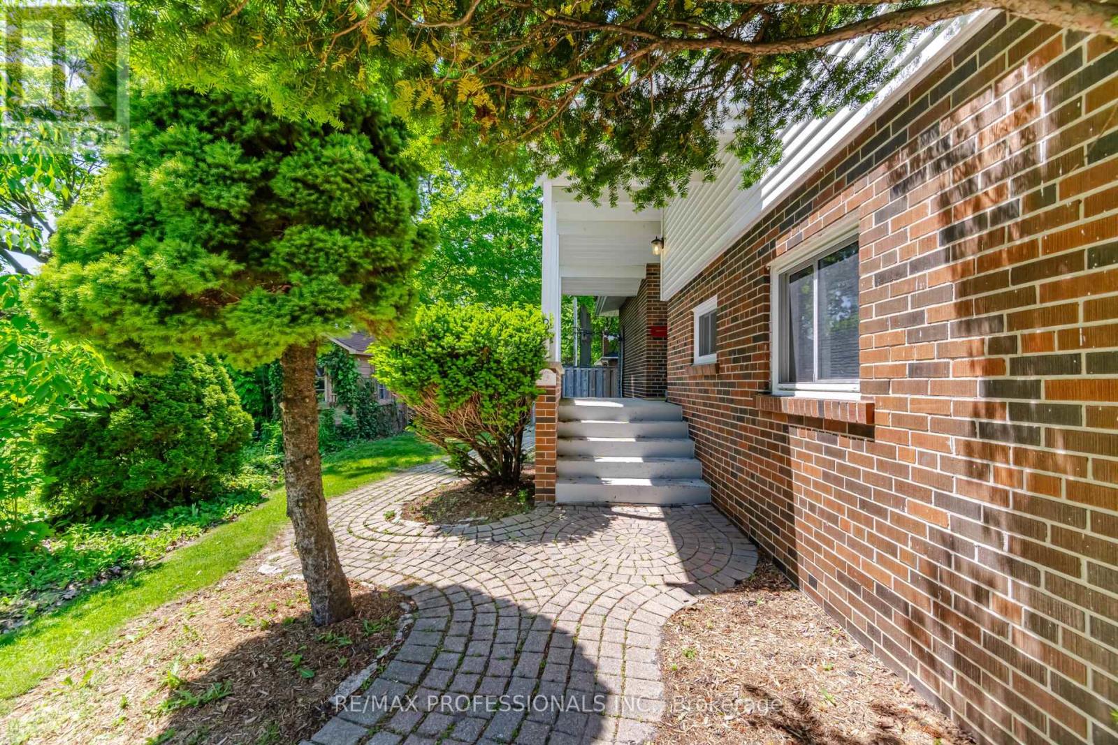 8 Markland Drive, Toronto, Ontario  M9C 1M7 - Photo 5 - W13412988