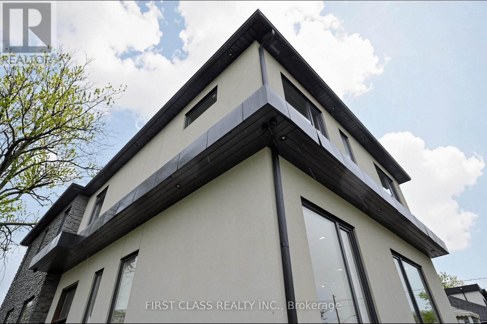 1047 Meredith Avenue, Mississauga, Ontario  L5E 2C6 - Photo 2 - W13413030