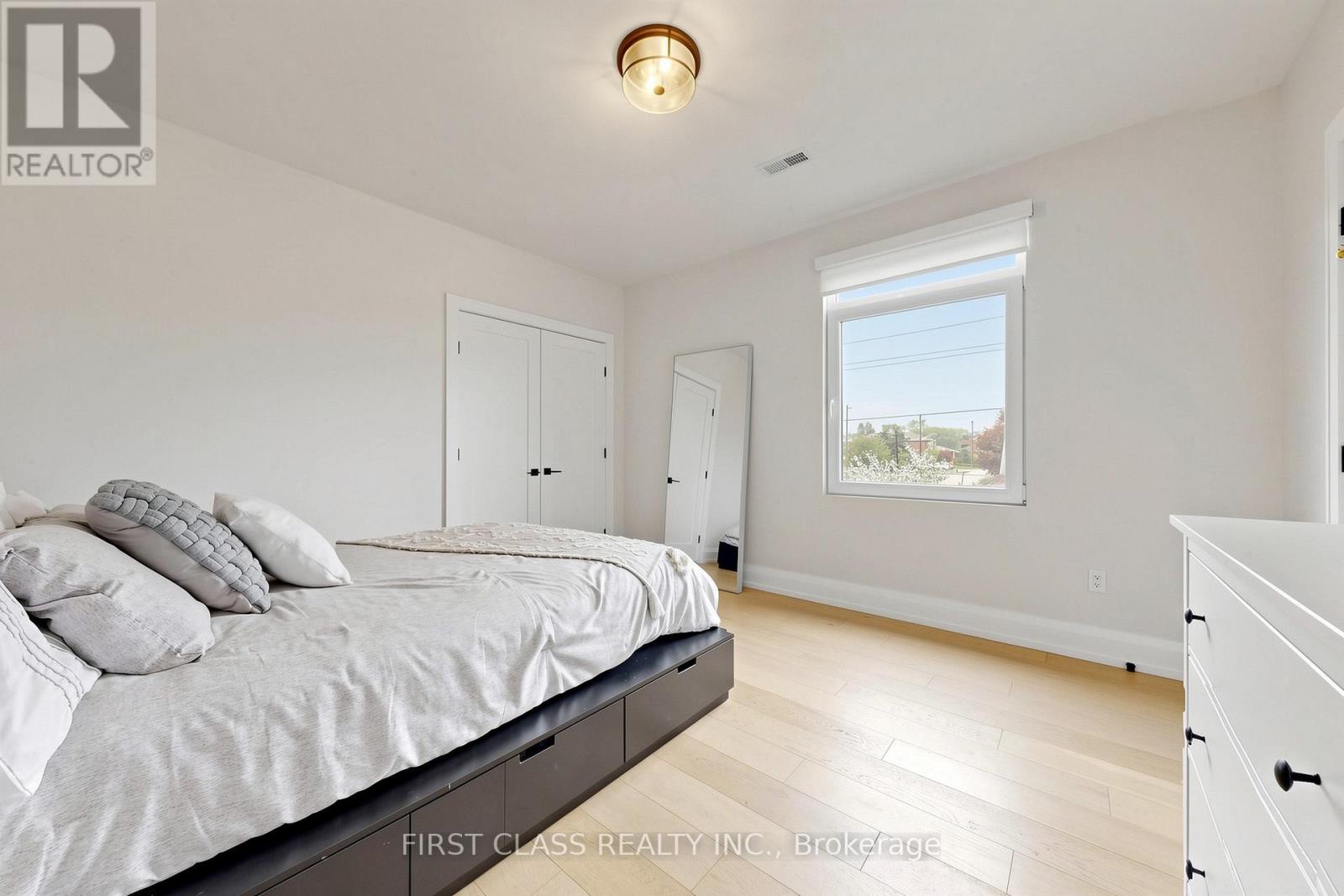 1047 Meredith Avenue, Mississauga, Ontario  L5E 2C6 - Photo 28 - W13413030
