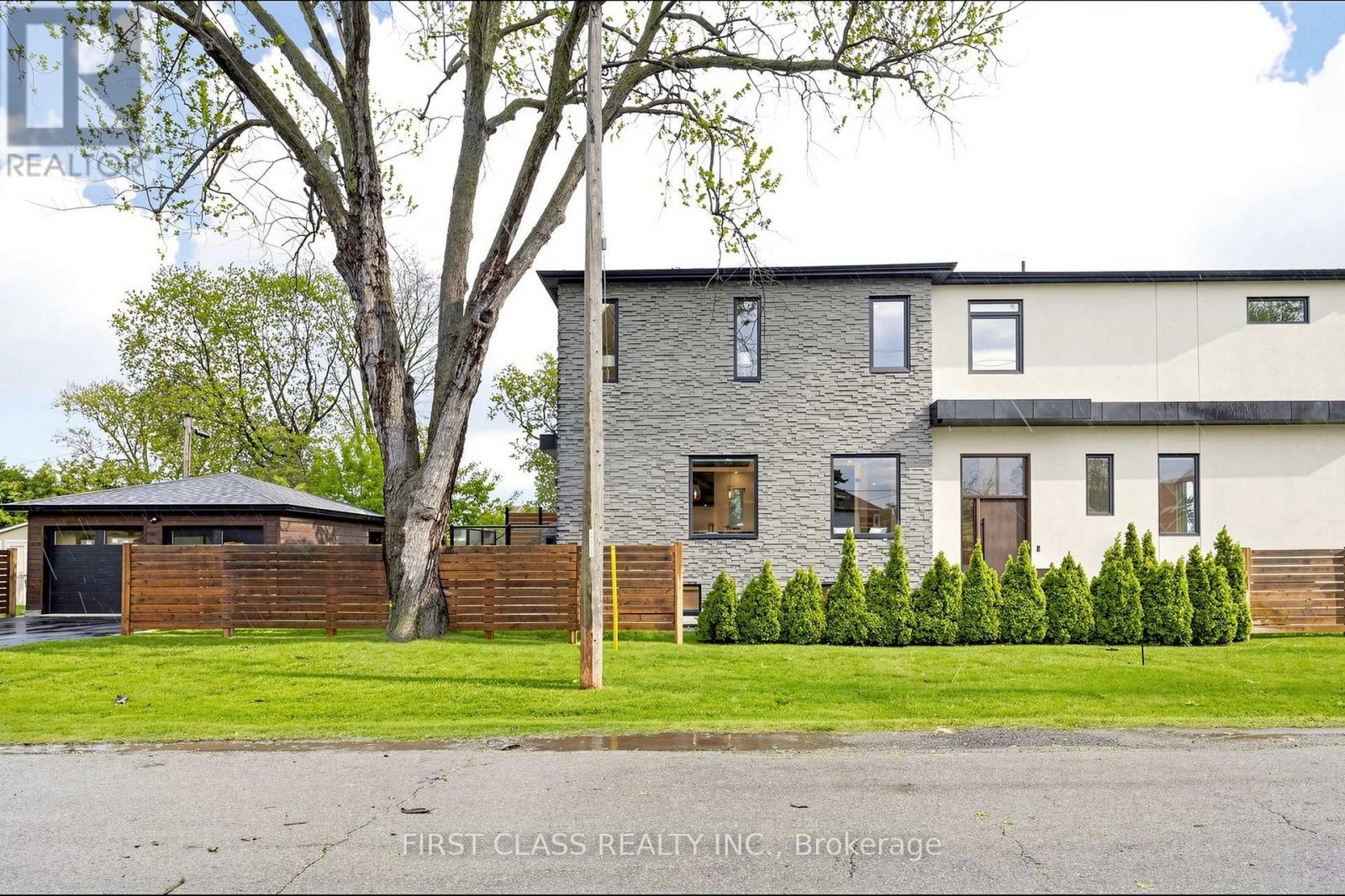 1047 Meredith Avenue, Mississauga, Ontario  L5E 2C6 - Photo 3 - W13413030
