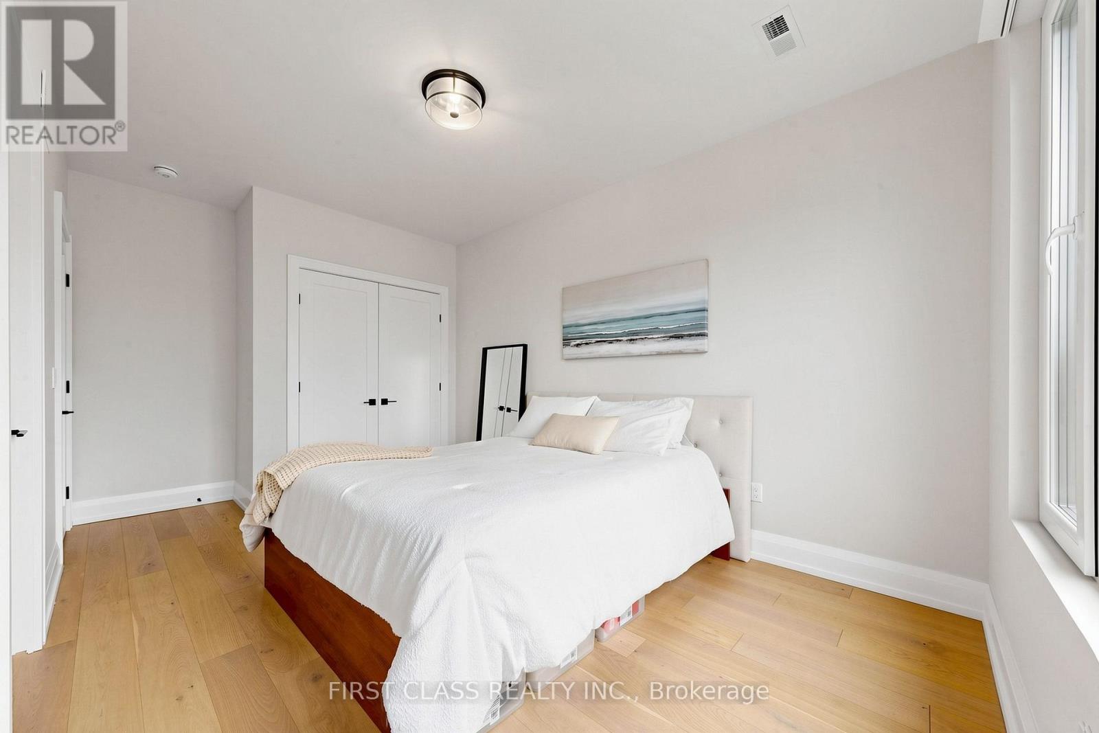 1047 Meredith Avenue, Mississauga, Ontario  L5E 2C6 - Photo 33 - W13413030