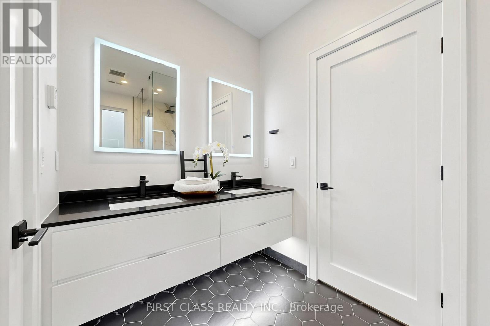 1047 Meredith Avenue, Mississauga, Ontario  L5E 2C6 - Photo 37 - W13413030
