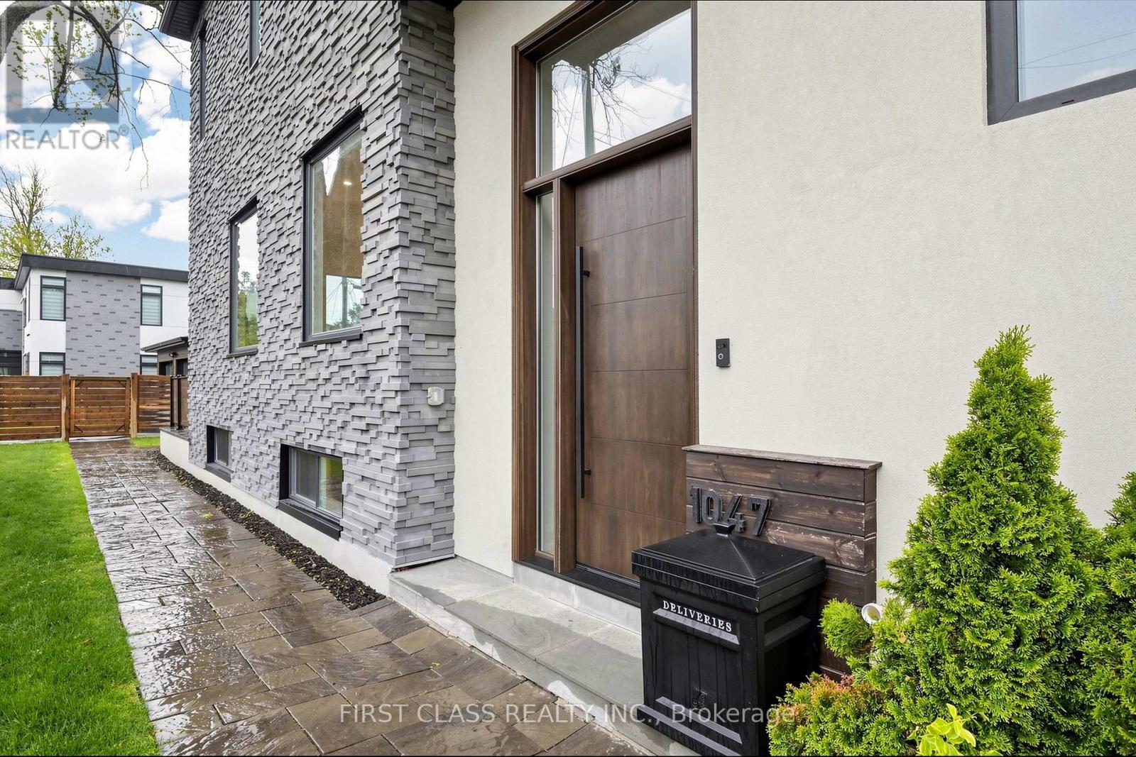 1047 Meredith Avenue, Mississauga, Ontario  L5E 2C6 - Photo 4 - W13413030