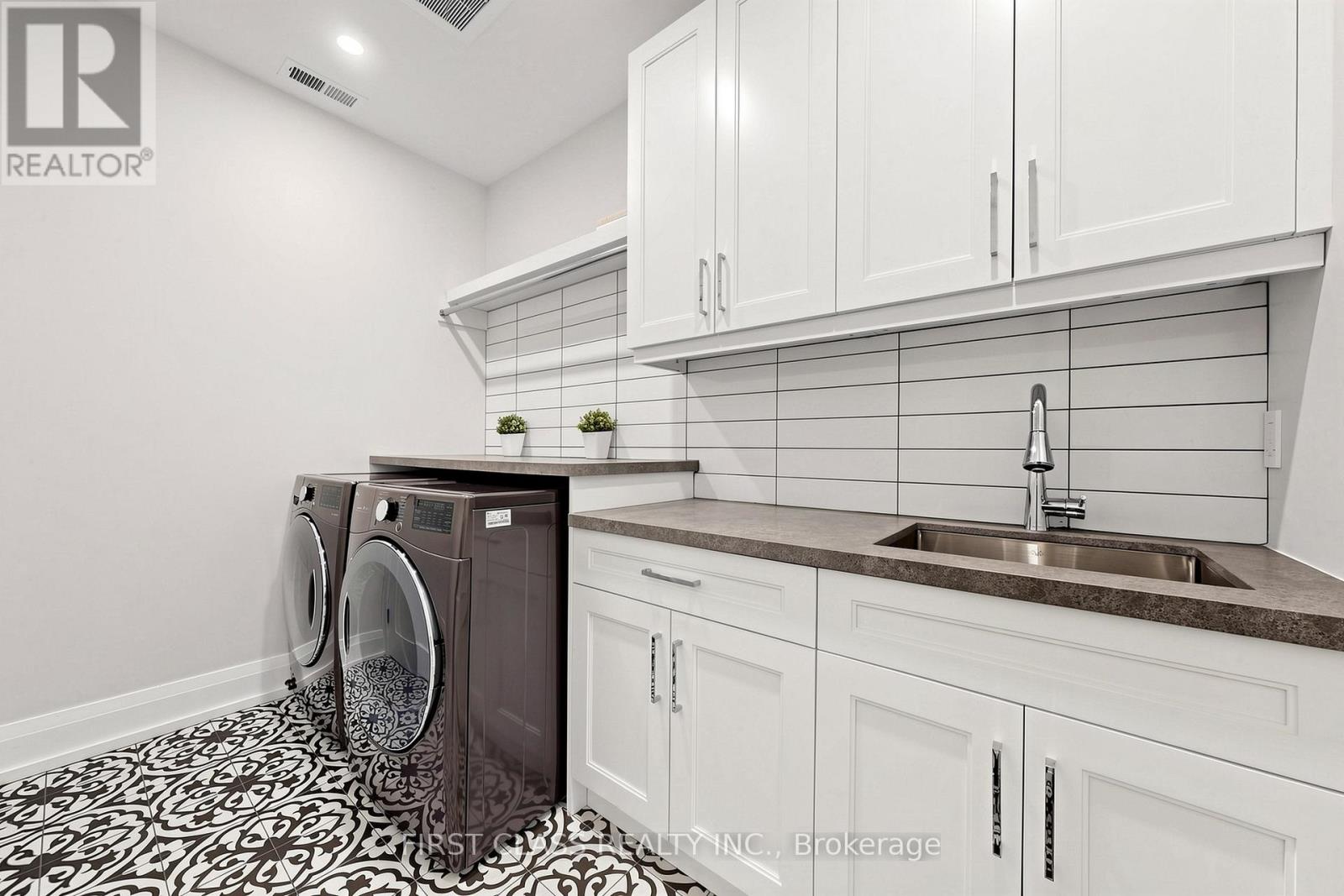 1047 Meredith Avenue, Mississauga, Ontario  L5E 2C6 - Photo 48 - W13413030