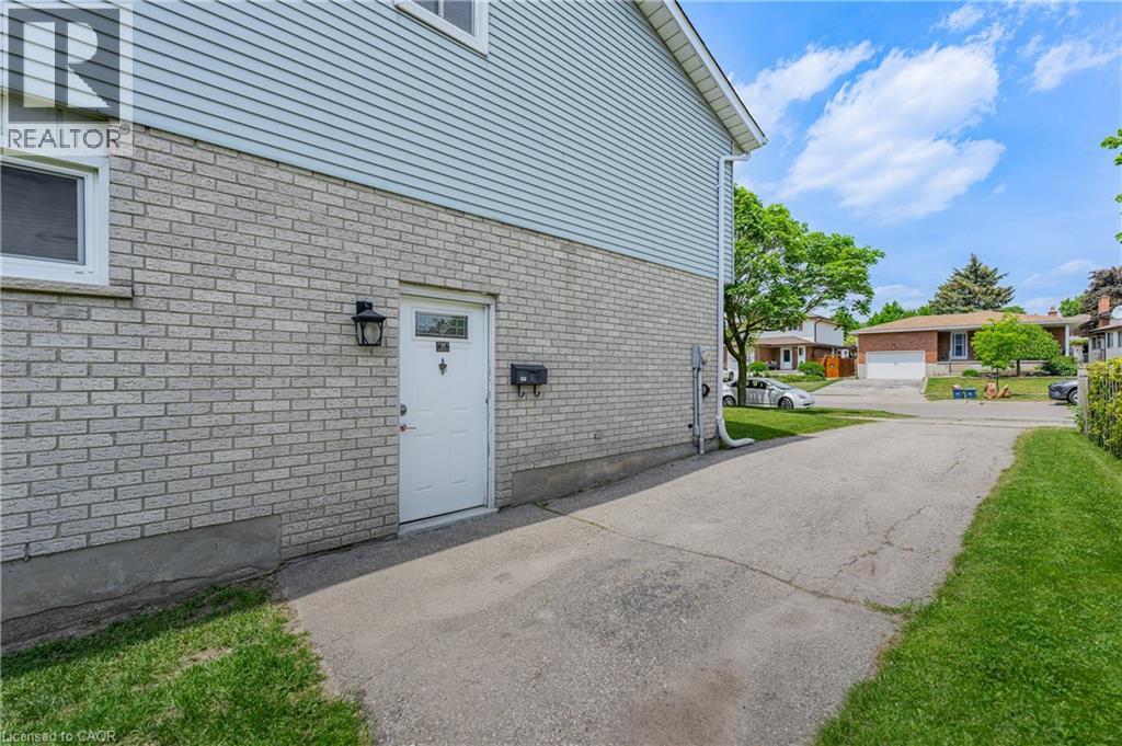 242 The Country Way, Kitchener, Ontario  N2E 2P9 - Photo 4 - 40836702
