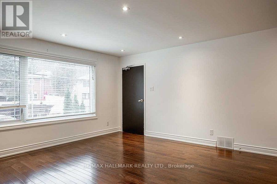 25 Love Crescent, Toronto, Ontario  M4E 1V6 - Photo 2 - E13413130