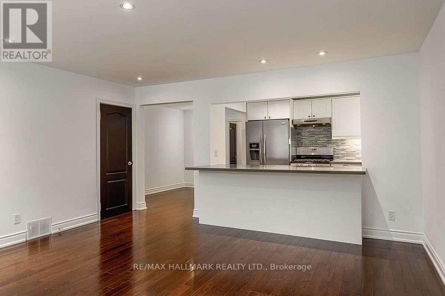 25 Love Crescent, Toronto, Ontario  M4E 1V6 - Photo 3 - E13413130