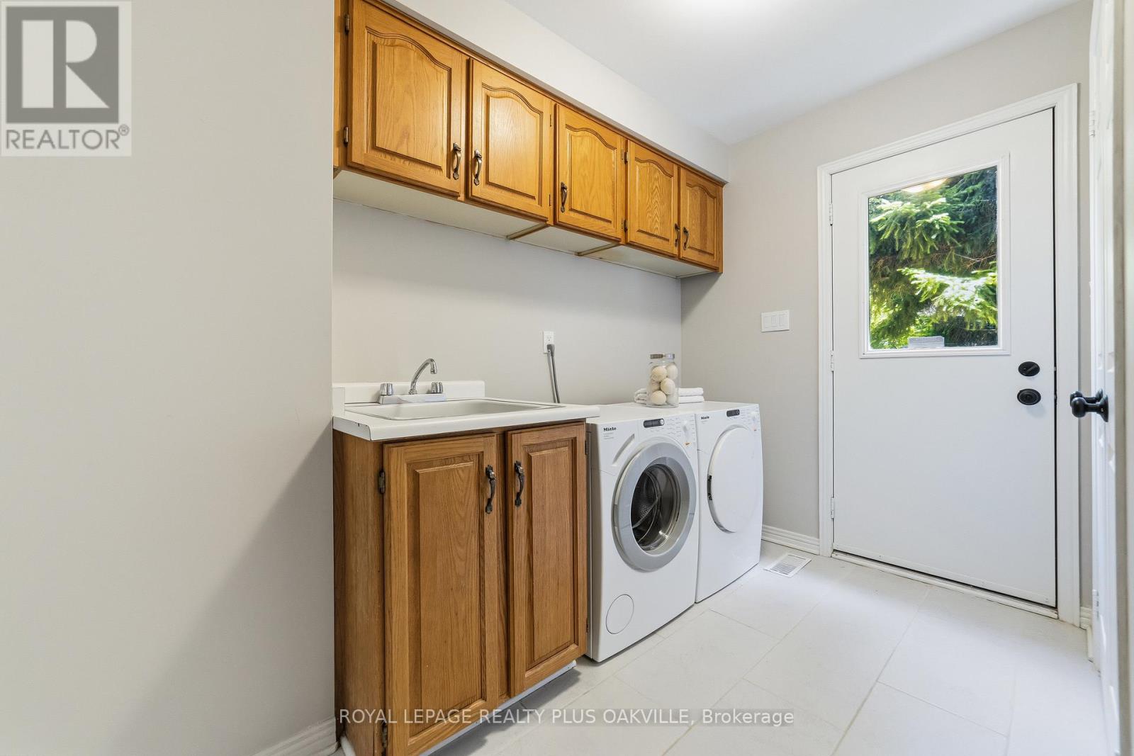 1113 Valleywood Court, Oakville, Ontario  L6M 2C4 - Photo 11 - W13413110