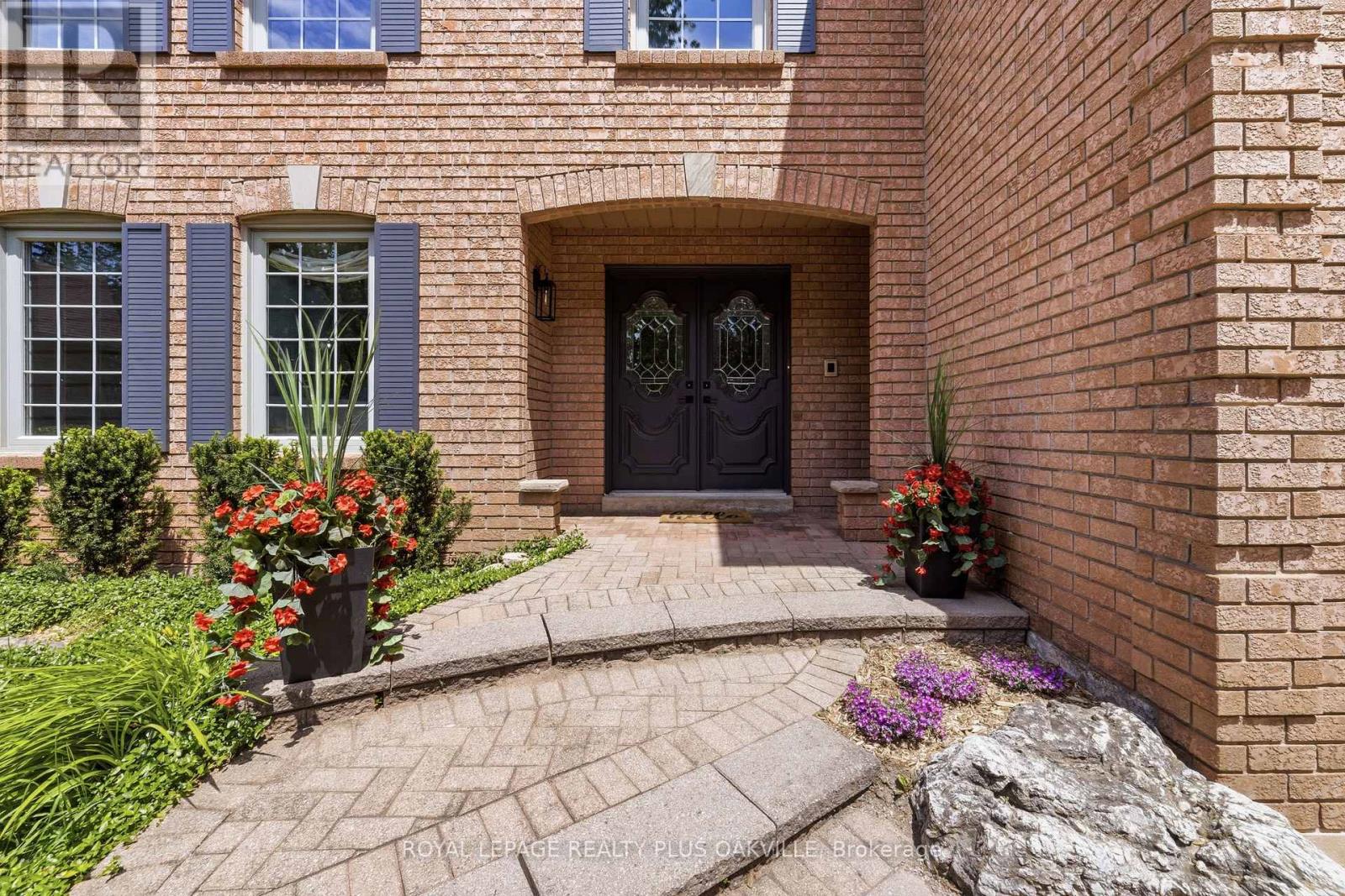 1113 Valleywood Court, Oakville, Ontario  L6M 2C4 - Photo 3 - W13413110