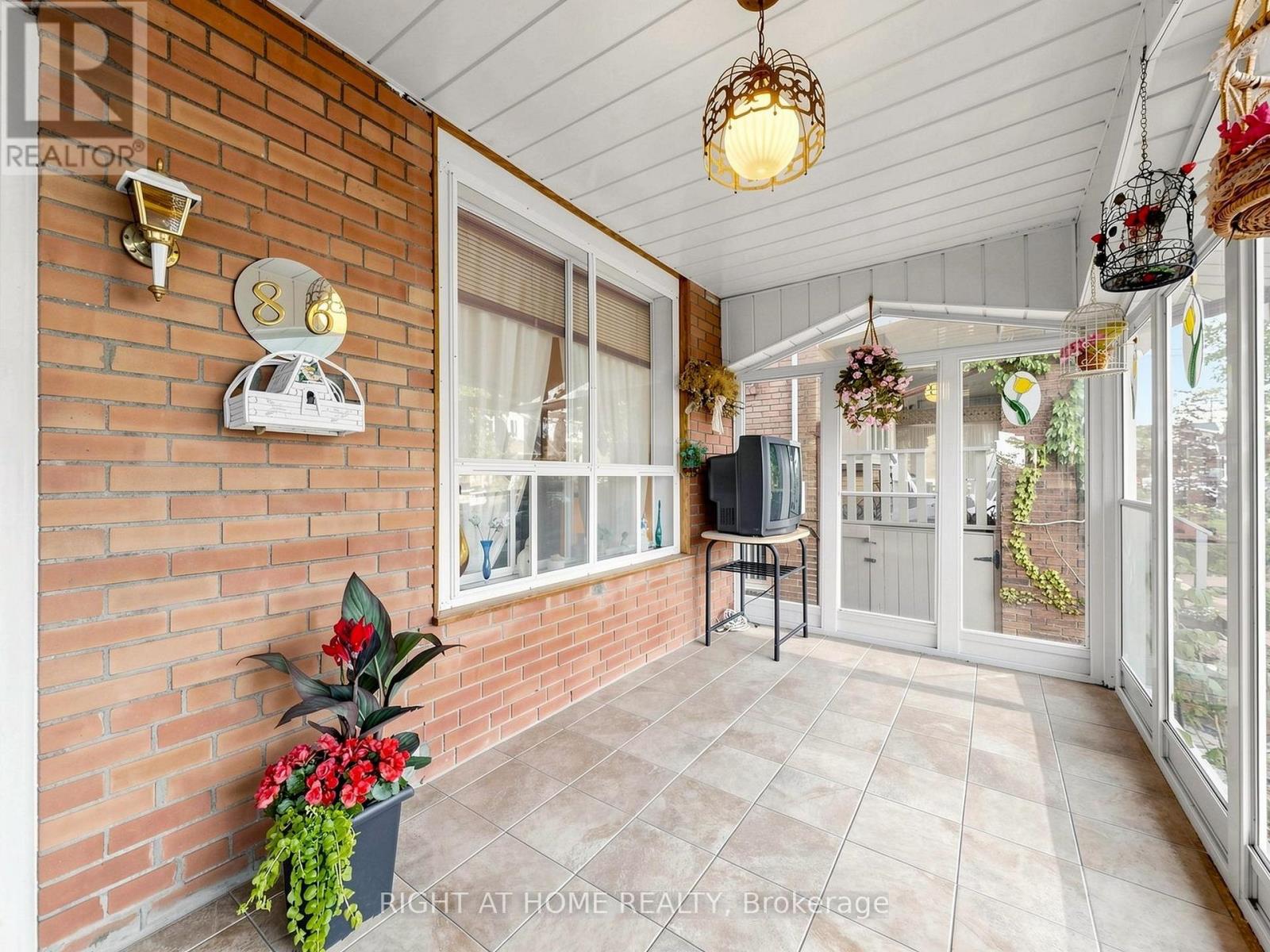86 Caithness Avenue, Toronto, Ontario  M4J 3Y1 - Photo 5 - E13413344