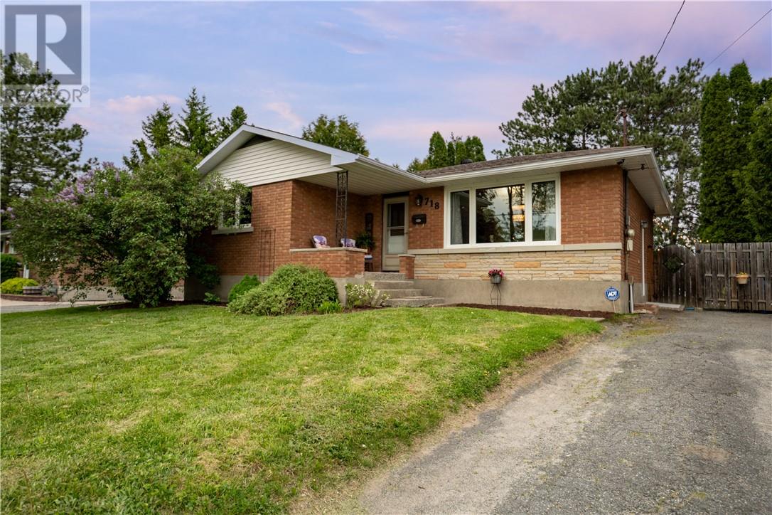 718 Westmount, Greater Sudbury, Ontario  P3A 1B5 - Photo 1 - 2128373