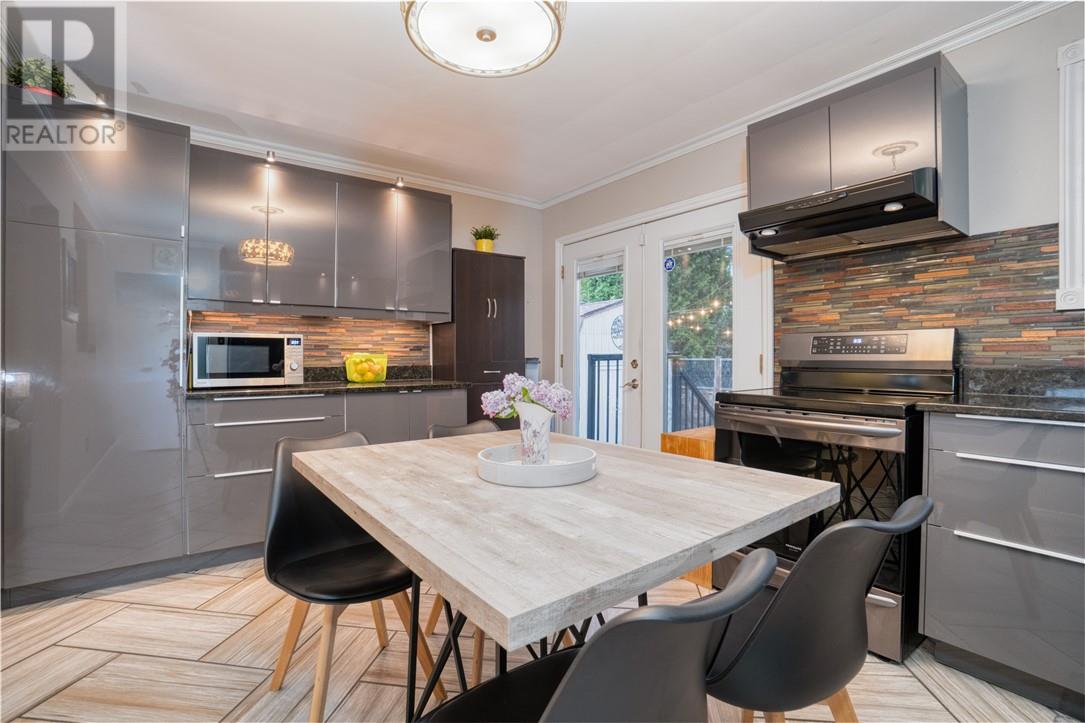 718 Westmount, Greater Sudbury, Ontario  P3A 1B5 - Photo 2 - 2128373