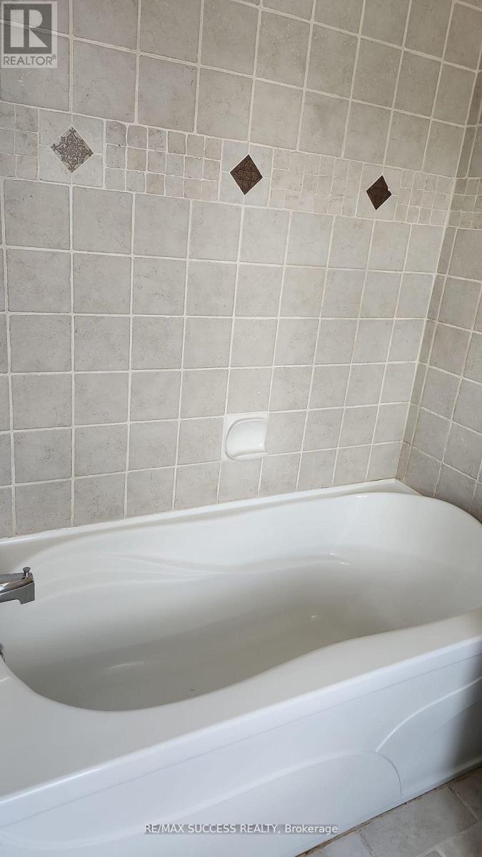 22 Omega Square S, Brampton, Ontario  L6Z 1K5 - Photo 10 - W13413330