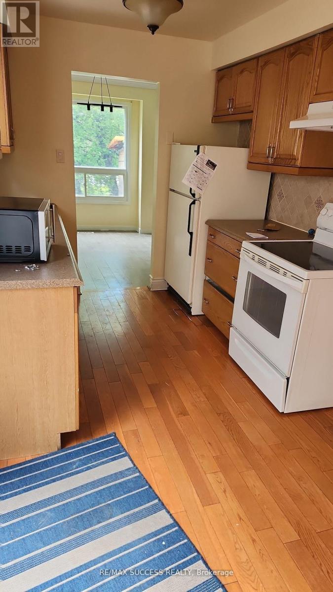 22 Omega Square S, Brampton, Ontario  L6Z 1K5 - Photo 2 - W13413330