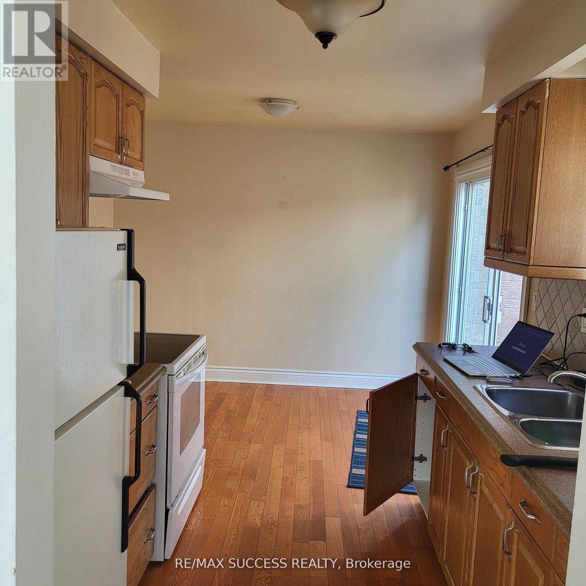 22 Omega Square S, Brampton, Ontario  L6Z 1K5 - Photo 3 - W13413330