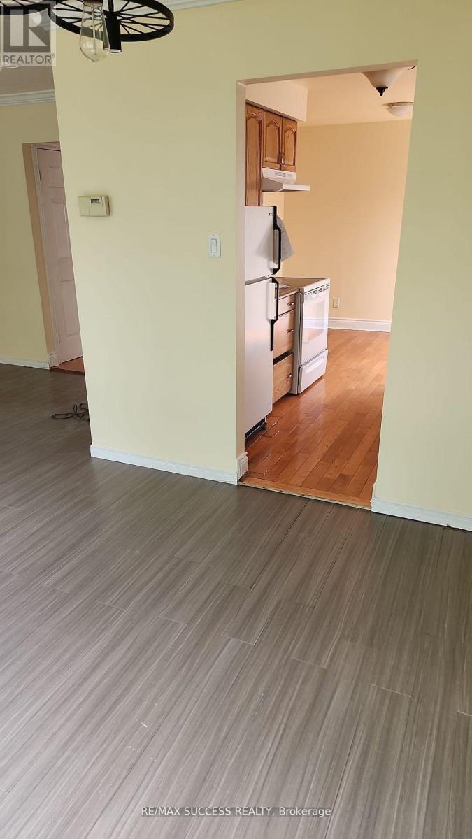 22 Omega Square S, Brampton, Ontario  L6Z 1K5 - Photo 6 - W13413330