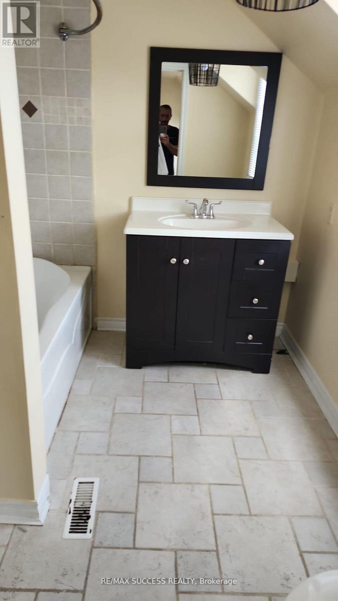 22 Omega Square S, Brampton, Ontario  L6Z 1K5 - Photo 9 - W13413330