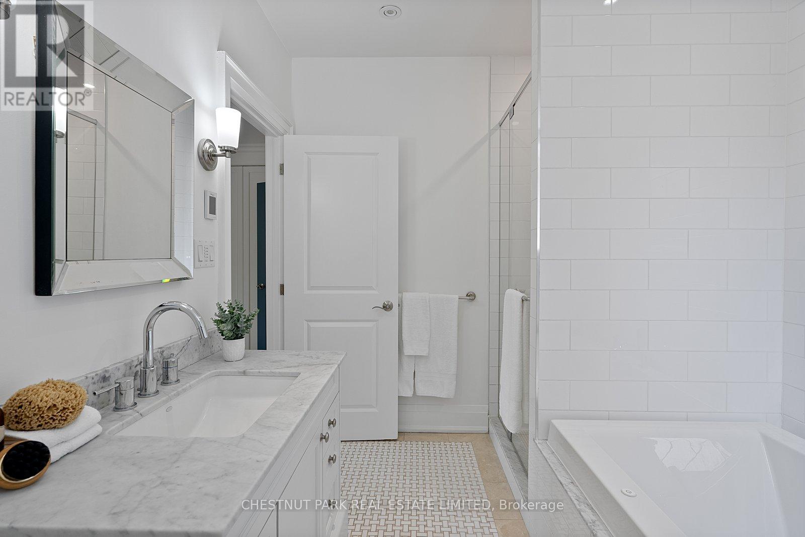 918 Carlaw Avenue, Toronto, Ontario  M4K 3L3 - Photo 20 - E13413438