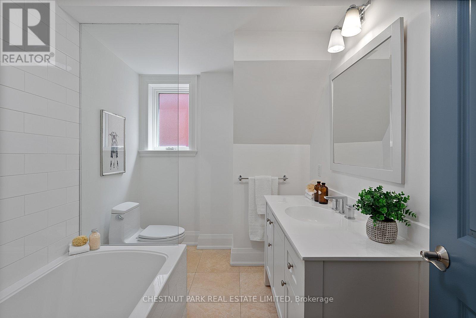 918 Carlaw Avenue, Toronto, Ontario  M4K 3L3 - Photo 25 - E13413438