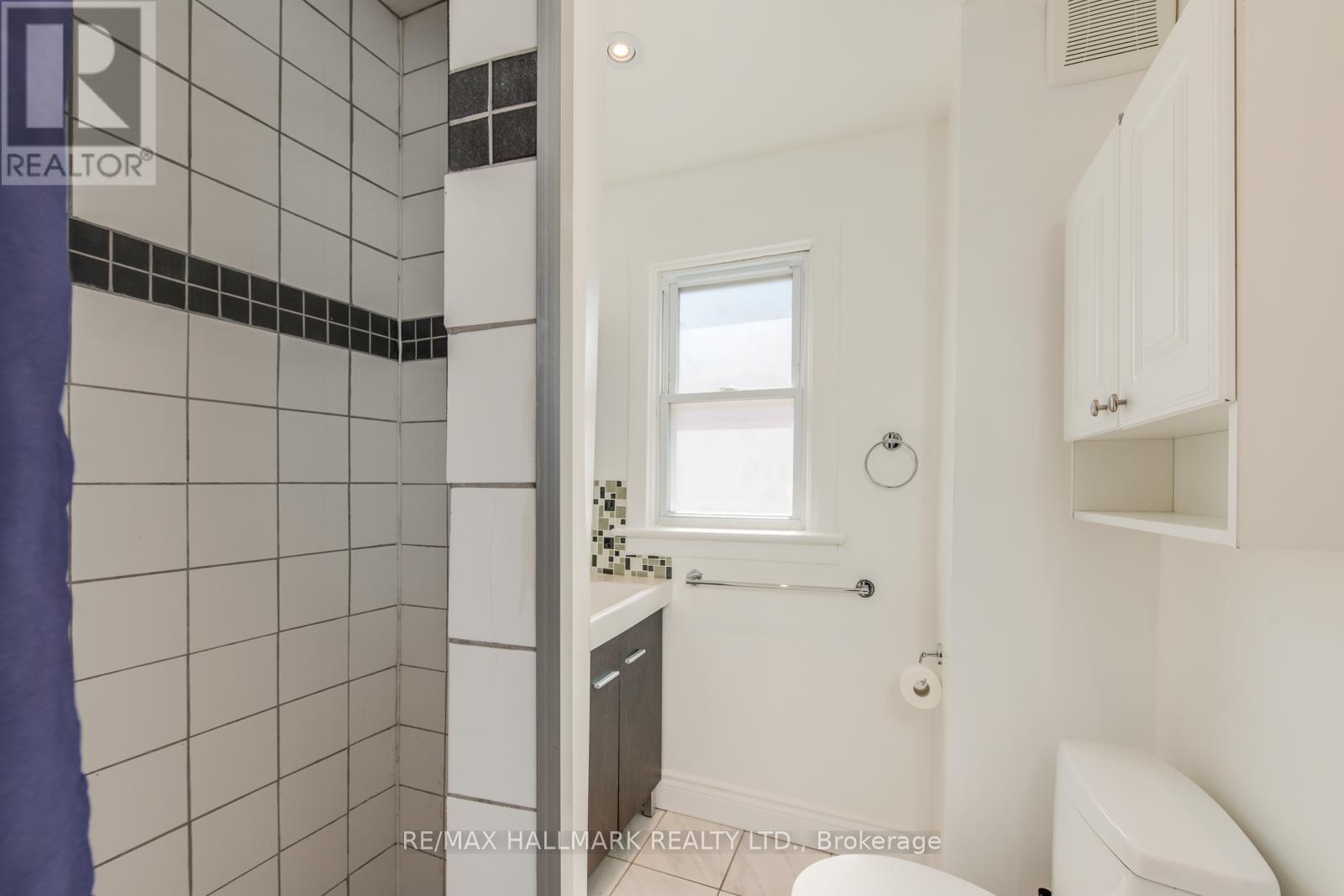 Upper - 2066 Gerrard Street E, Toronto, Ontario  M4E 2B5 - Photo 7 - E13413544