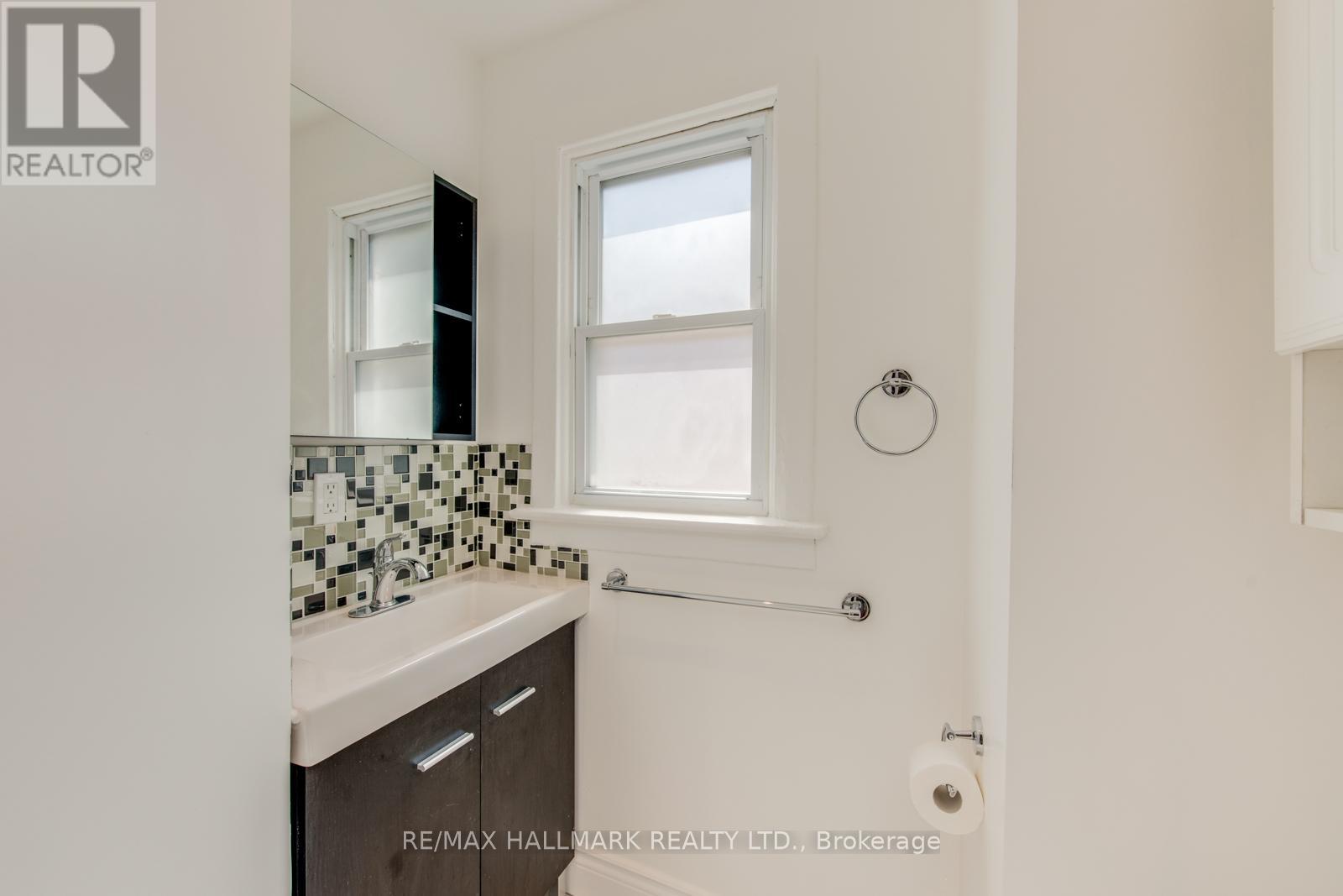Upper - 2066 Gerrard Street E, Toronto, Ontario  M4E 2B5 - Photo 8 - E13413544