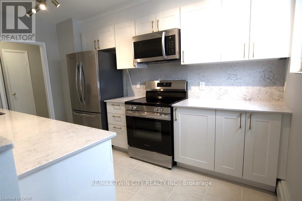 304 - 122 Sixth Avenue, Kitchener, Ontario  N2C 1R1 - Photo 3 - X12597762