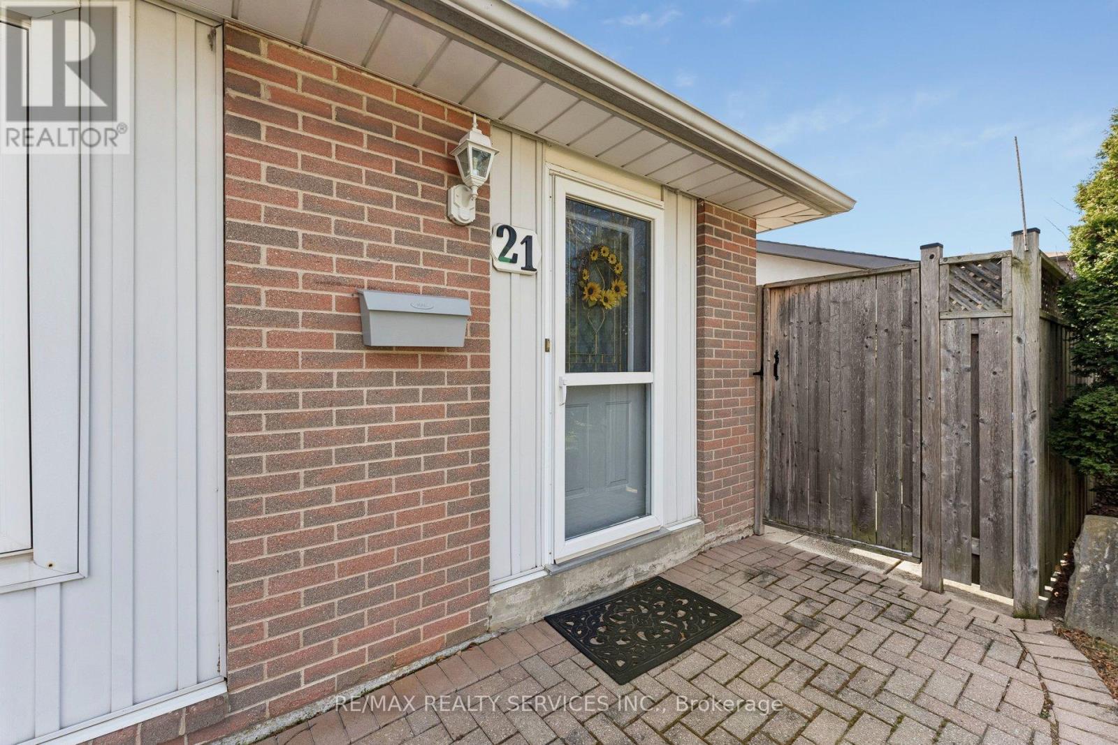 21 Willis Drive, Brampton, Ontario  L6W 1A8 - Photo 3 - W13413416