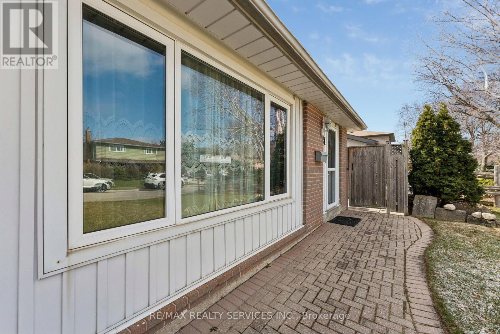 21 Willis Drive, Brampton, Ontario  L6W 1A8 - Photo 4 - W13413416