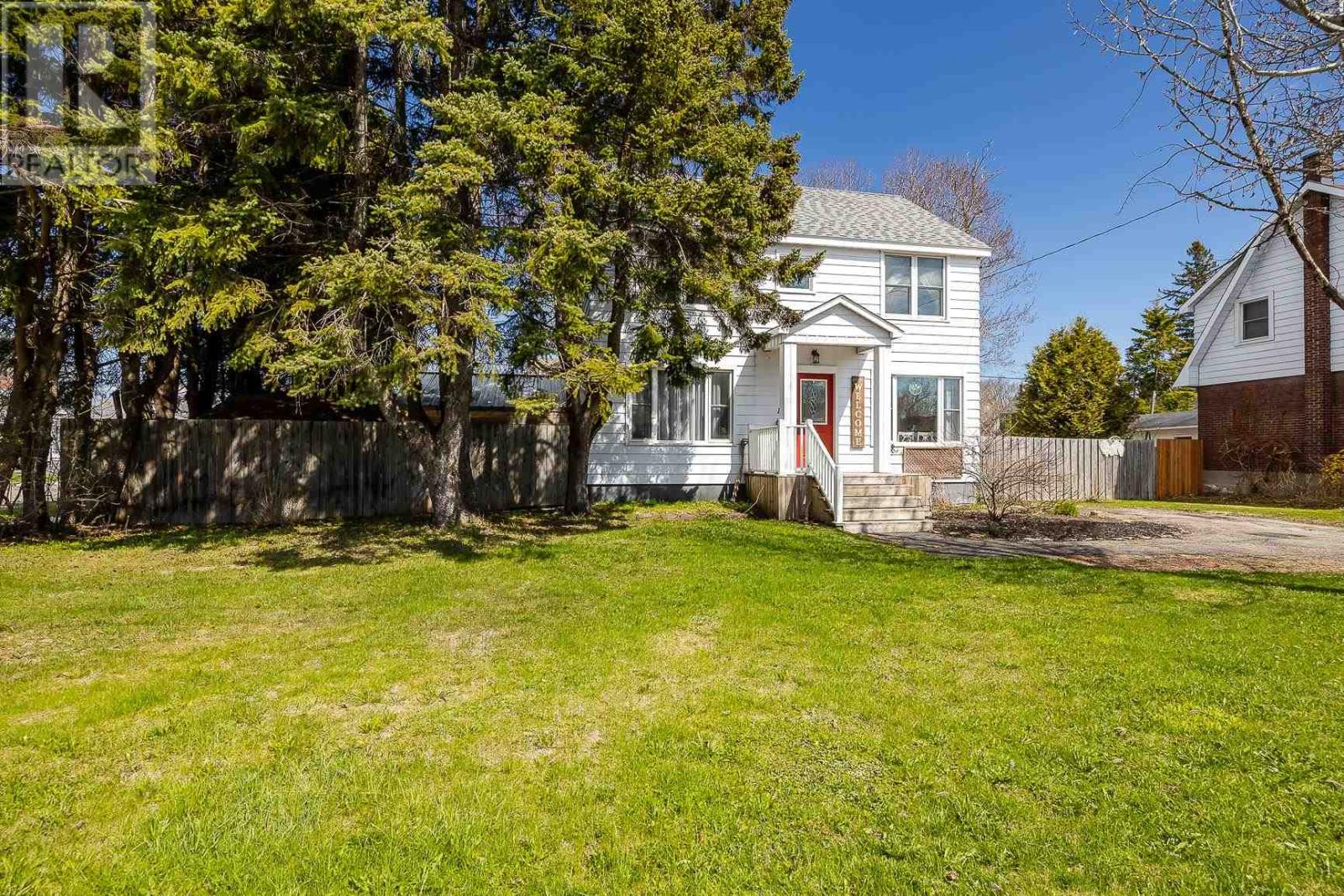 180 Pine St, Sault Ste. Marie, Ontario  P6A 3Y9 - Photo 2 - SM261352