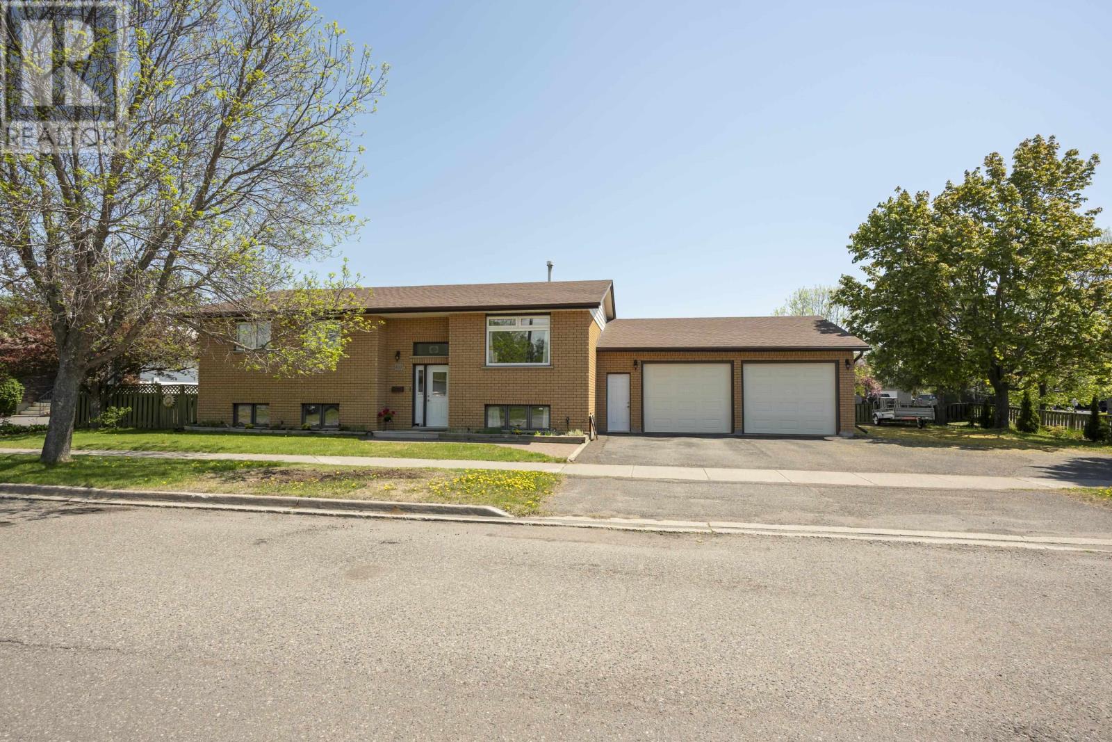 400 Randall CT, Thunder Bay, Ontario