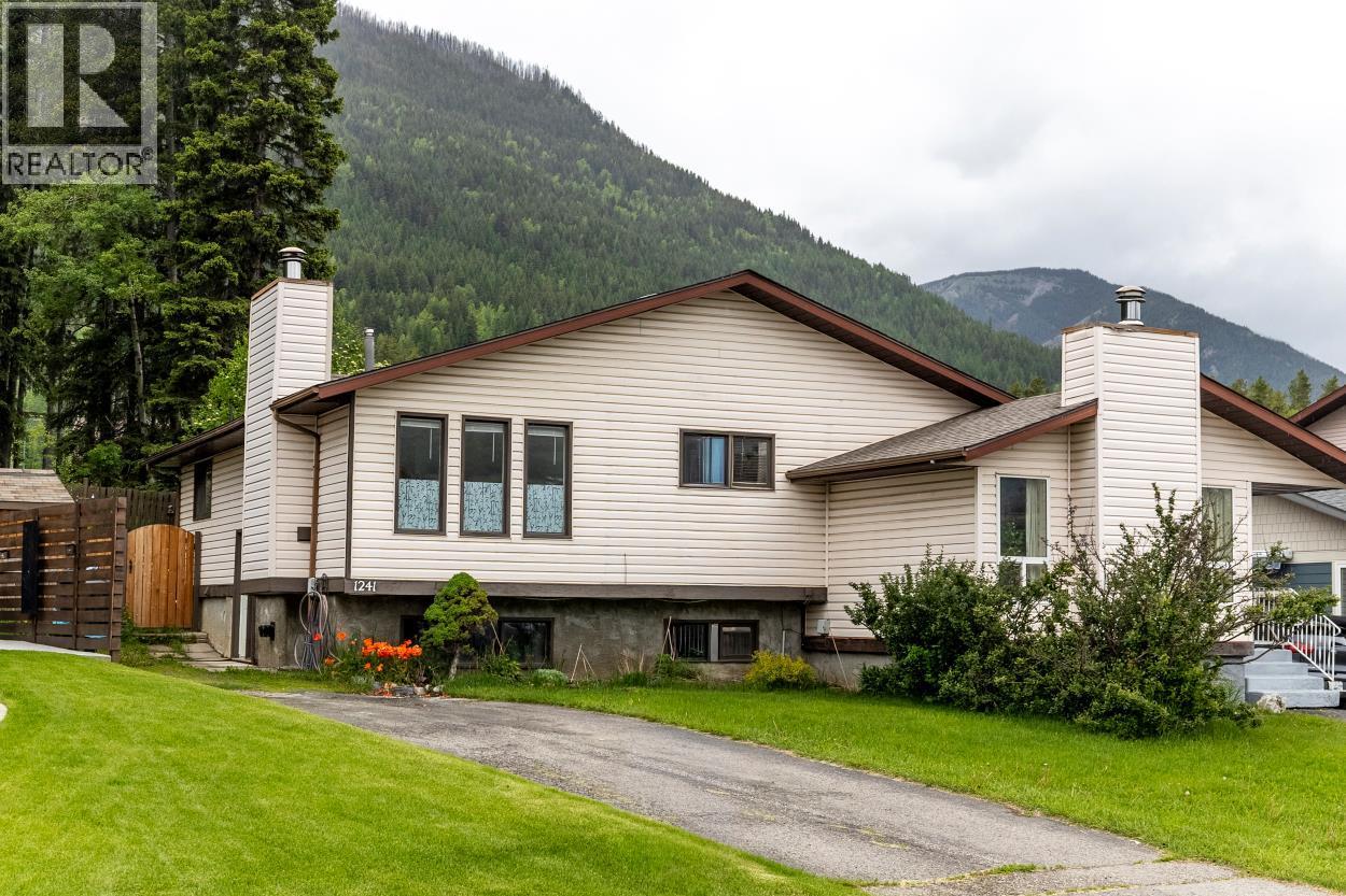 1241 Pinyon Road, Sparwood, British Columbia  V0B 2G0 - Photo 1 - 10390598
