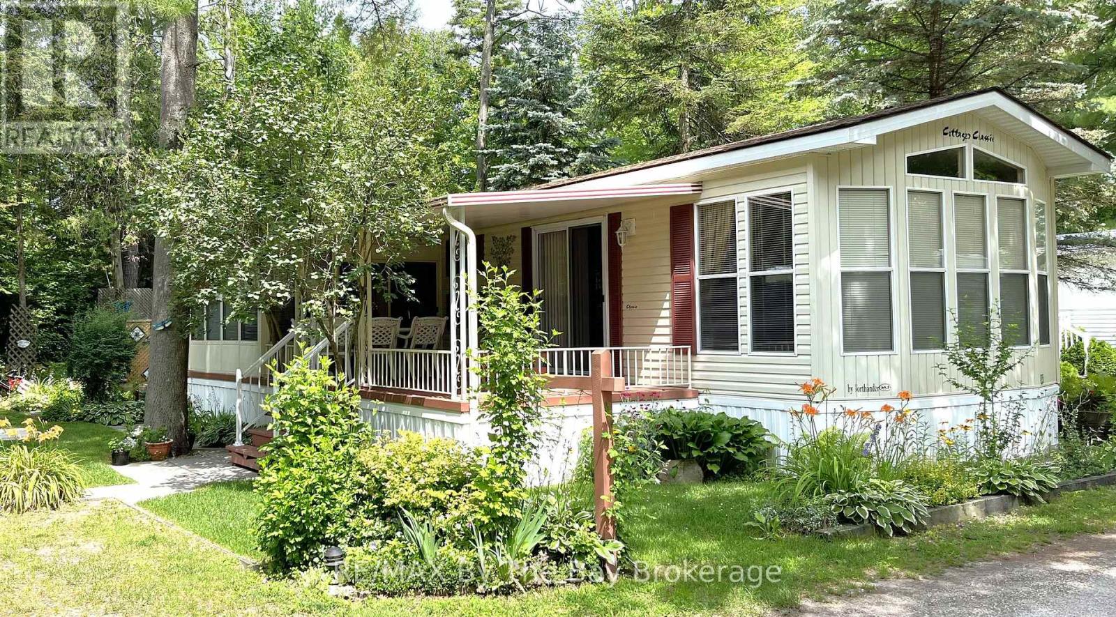 247 - 85 Theme Park Drive, Wasaga Beach, Ontario L9Z 1X7 - Photo 2 - S13414154