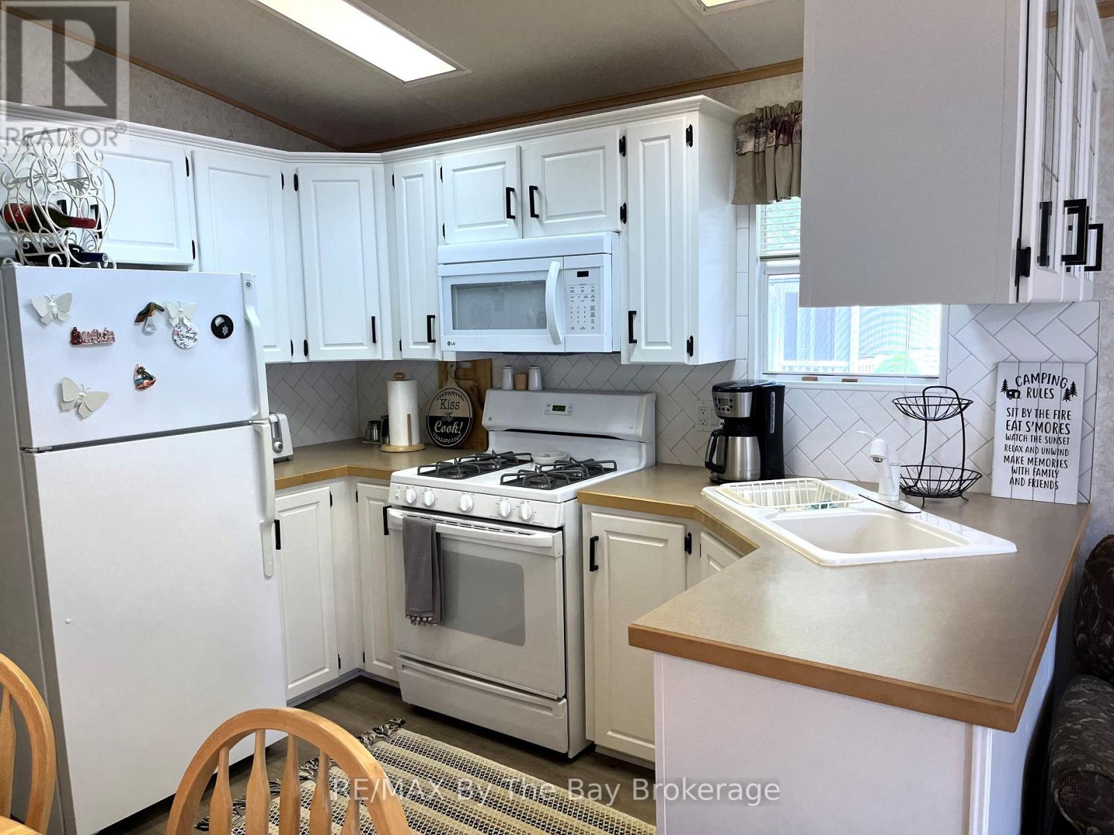 247 - 85 Theme Park Drive, Wasaga Beach, Ontario L9Z 1X7 - Photo 9 - S13414154