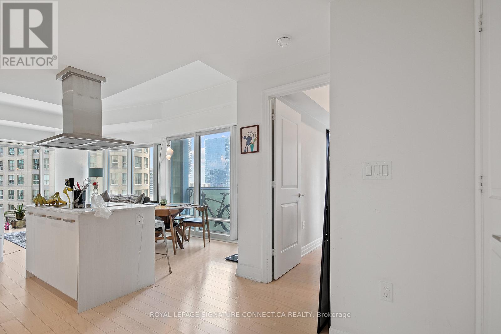 808 - 8 The Esplanade, Toronto, Ontario  M5E 0A6 - Photo 2 - C13414176