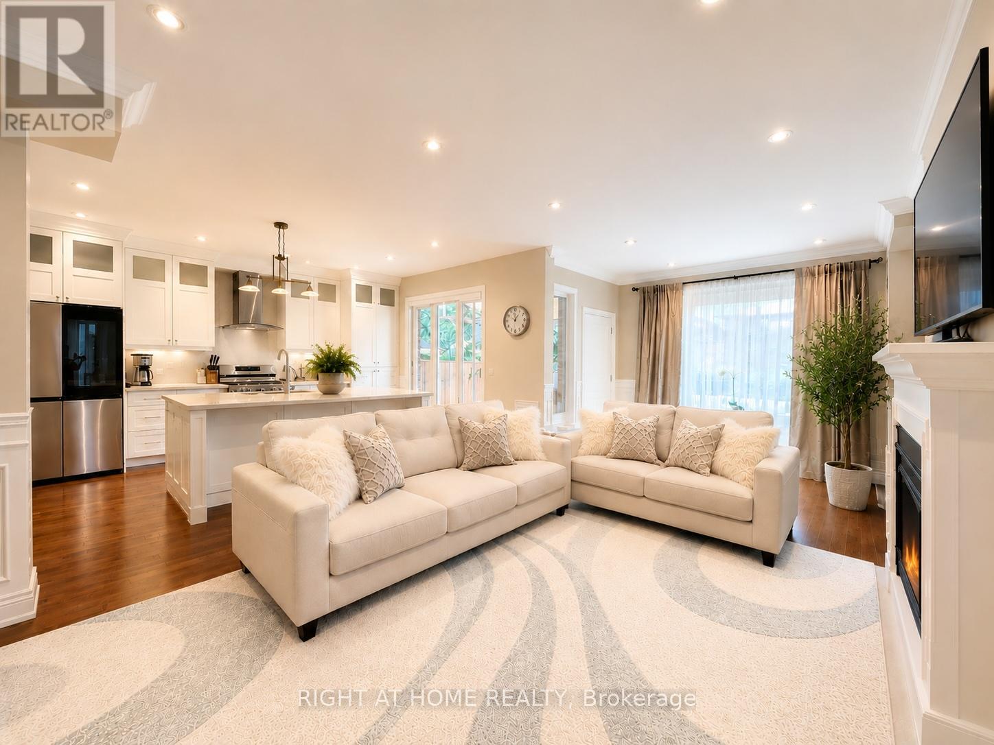 1049 Greaves Avenue, Mississauga, Ontario  L5E 1W4 - Photo 4 - W13413890