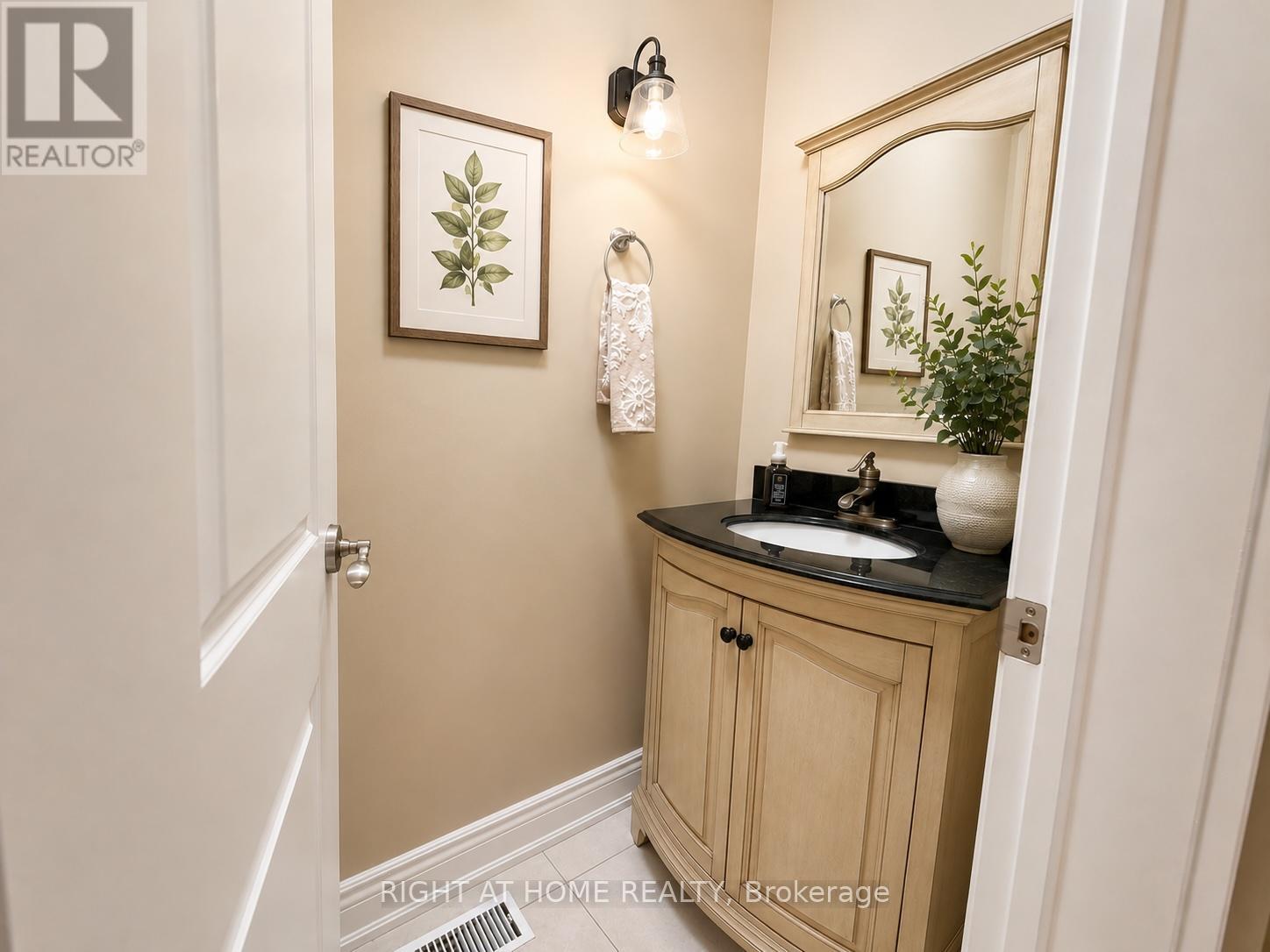 1049 Greaves Avenue, Mississauga, Ontario  L5E 1W4 - Photo 7 - W13413890