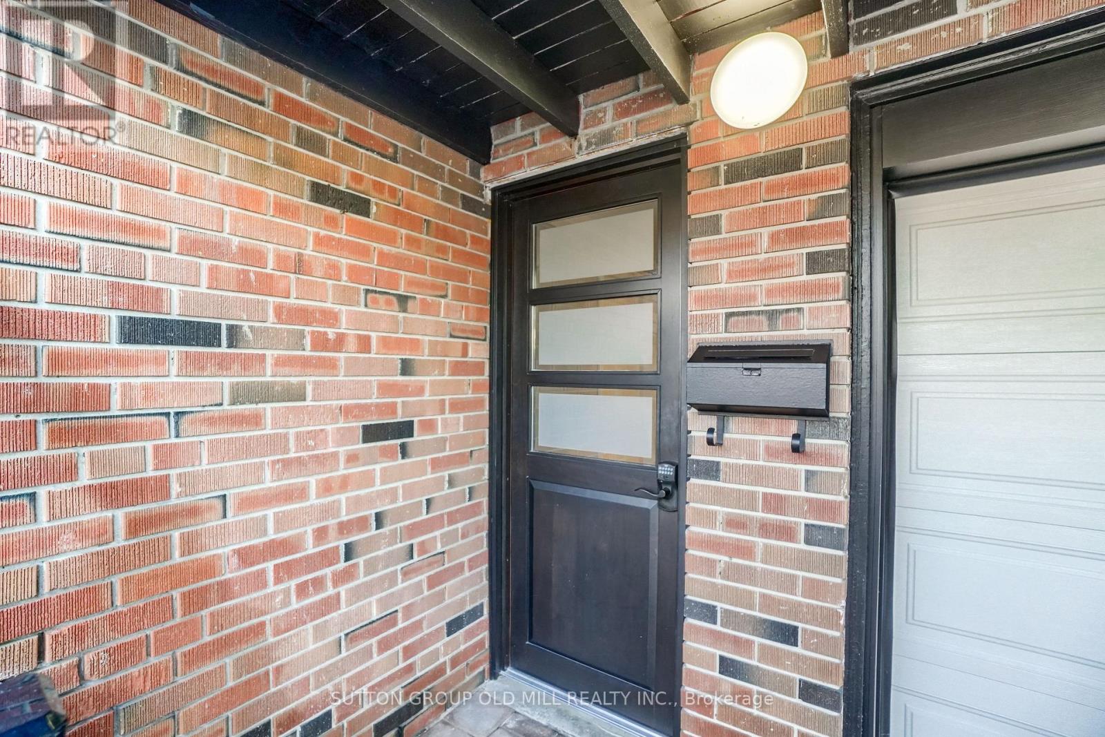 3606 Twinmaple Drive, Mississauga, Ontario L4Y 3R1 - Photo 4 - W13414148