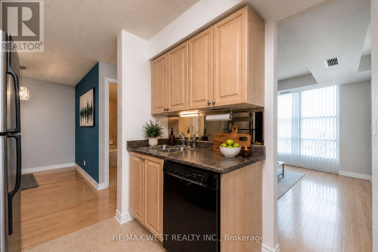 1611 - 1 Elm Drive W, Mississauga, Ontario  L5B 4M1 - Photo 8 - W13414190