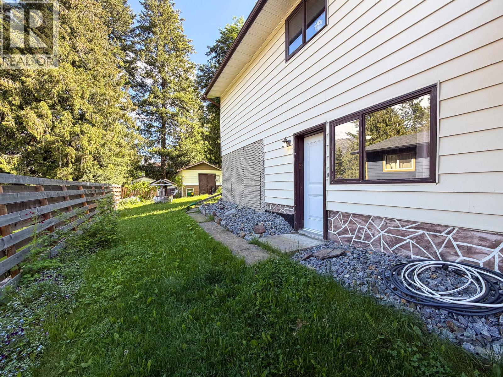 9271 Campbell Street, Moyie, British Columbia V0B 2A0 - Photo 16 - 10390465