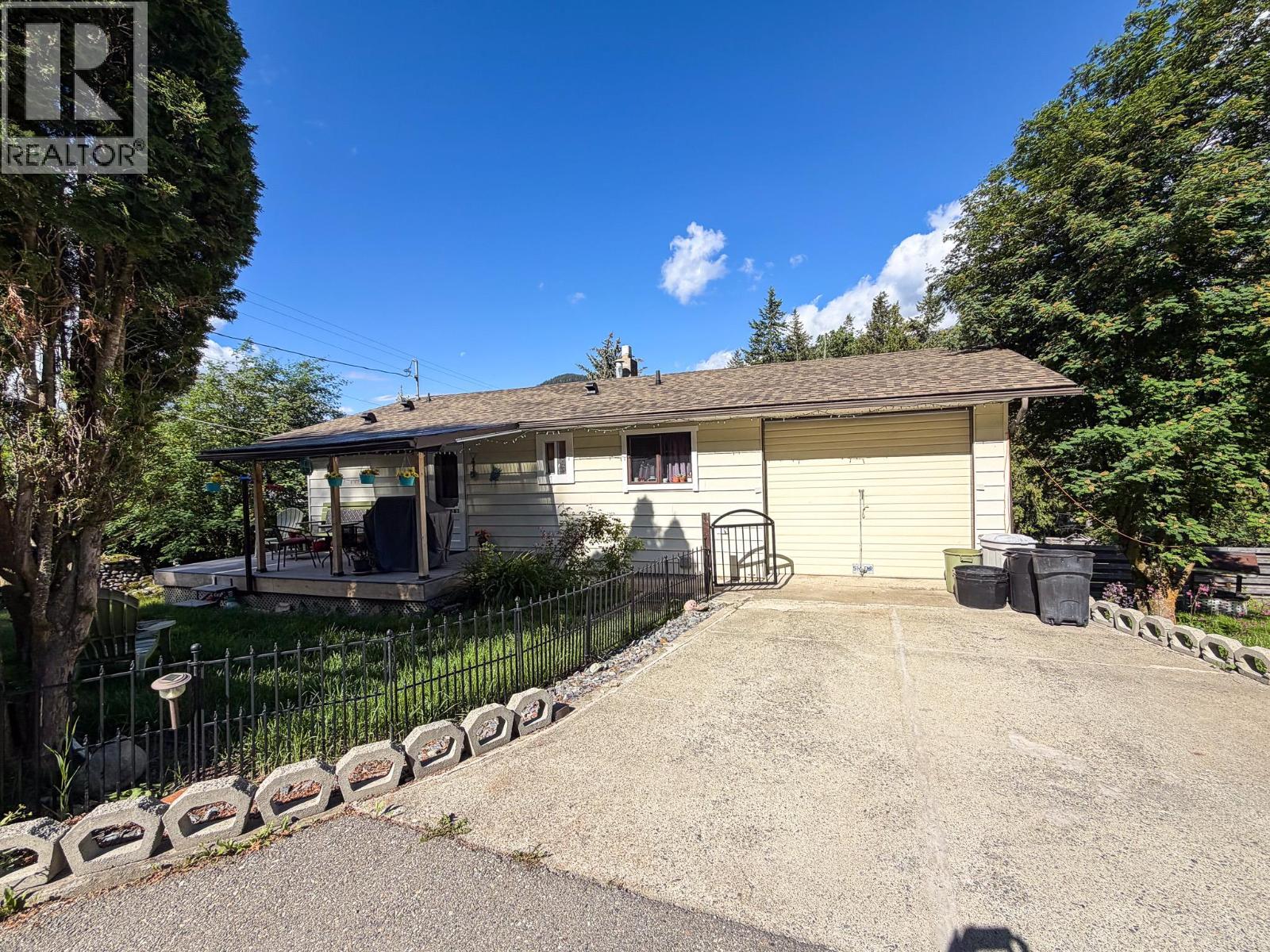 9271 Campbell Street, Moyie, British Columbia V0B 2A0 - Photo 1 - 10390465