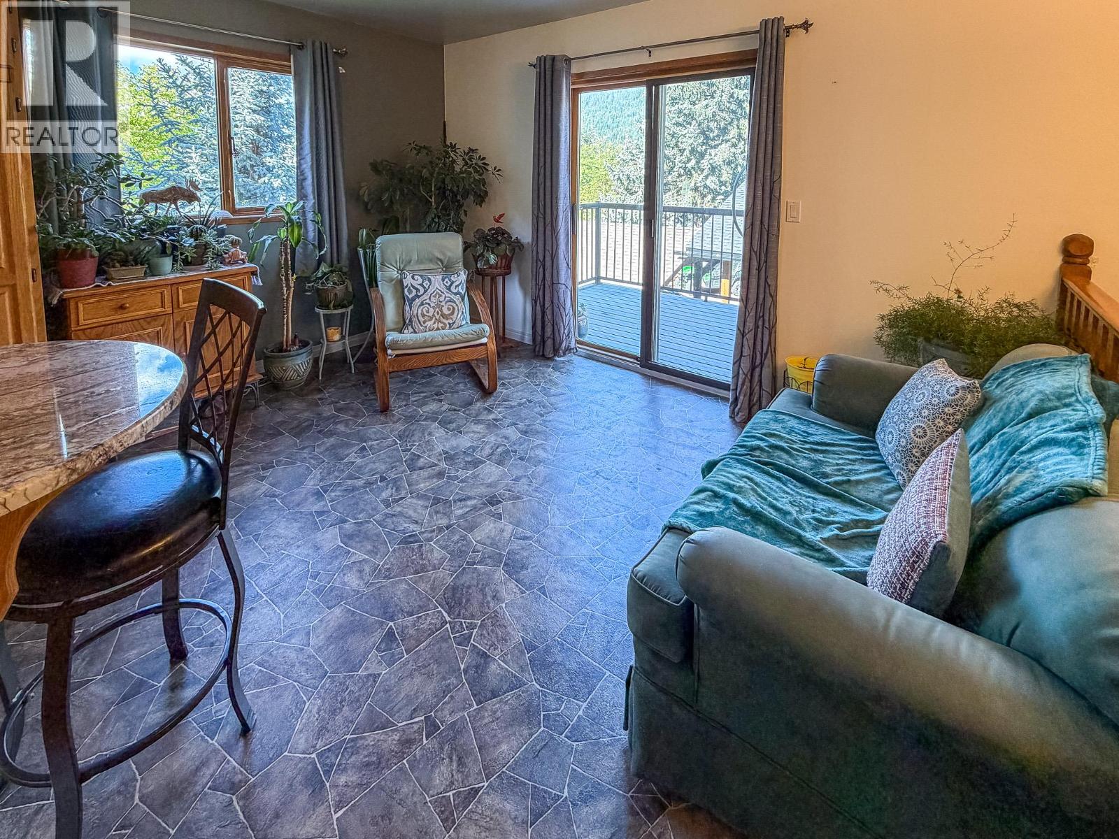 9271 Campbell Street, Moyie, British Columbia V0B 2A0 - Photo 8 - 10390465