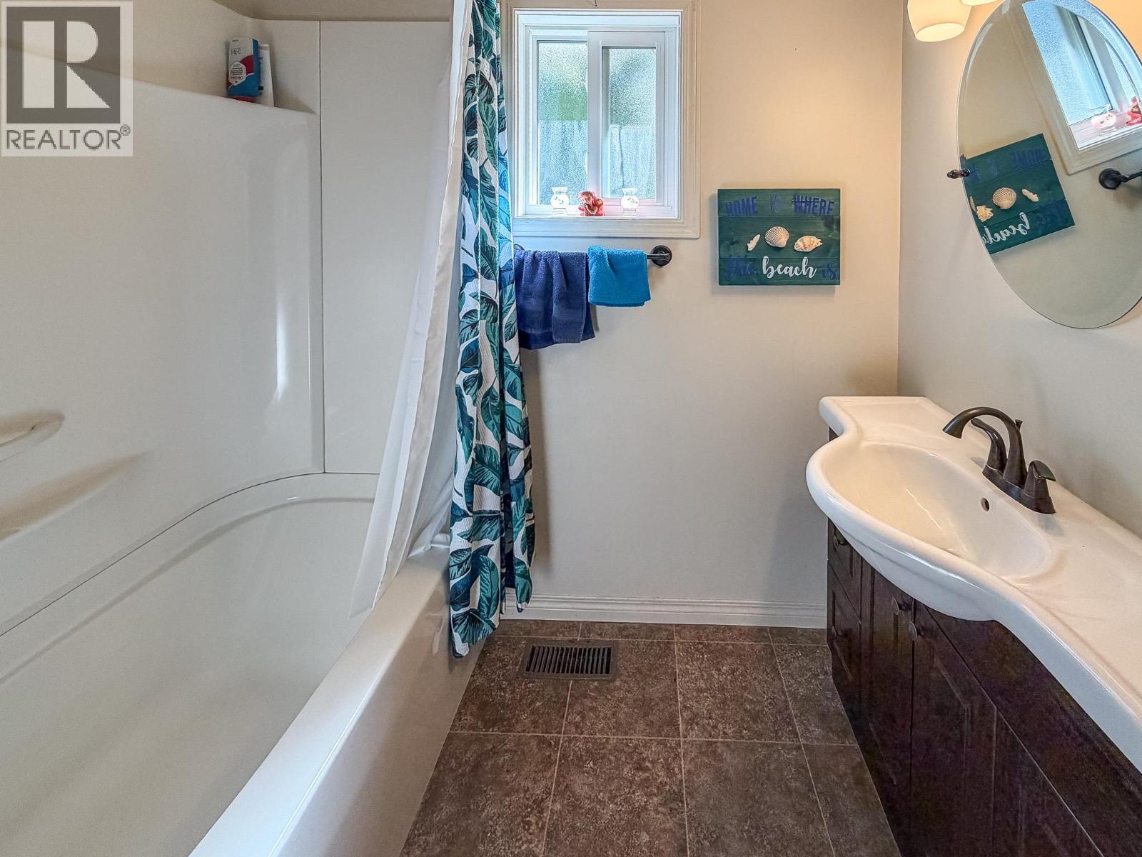 9271 Campbell Street, Moyie, British Columbia V0B 2A0 - Photo 10 - 10390465