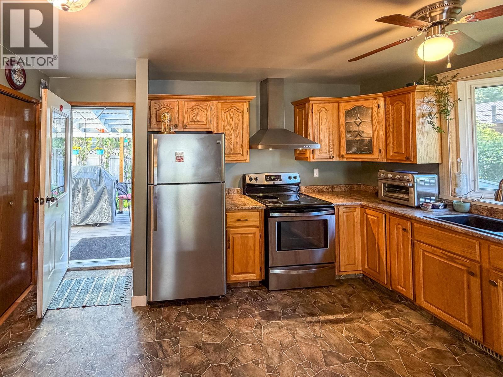 9271 Campbell Street, Moyie, British Columbia V0B 2A0 - Photo 3 - 10390465
