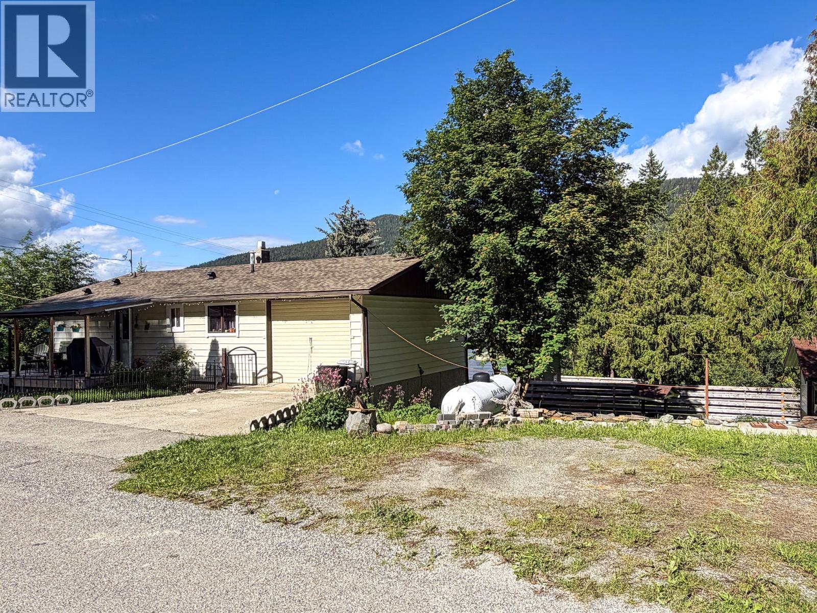 9271 Campbell Street, Moyie, British Columbia V0B 2A0 - Photo 25 - 10390465