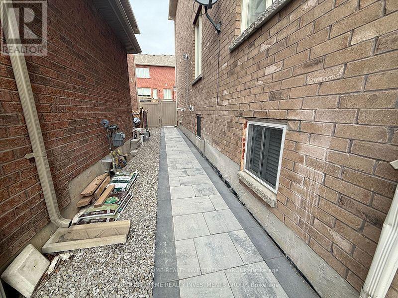 B - 30 Blazing Star Street, East Gwillimbury, Ontario  L0G 1R0 - Photo 2 - N13414400