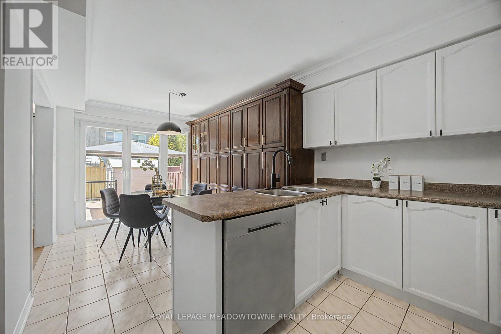 6012 Maple Gate Circle, Mississauga, Ontario  L5N 7A7 - Photo 14 - W13414274