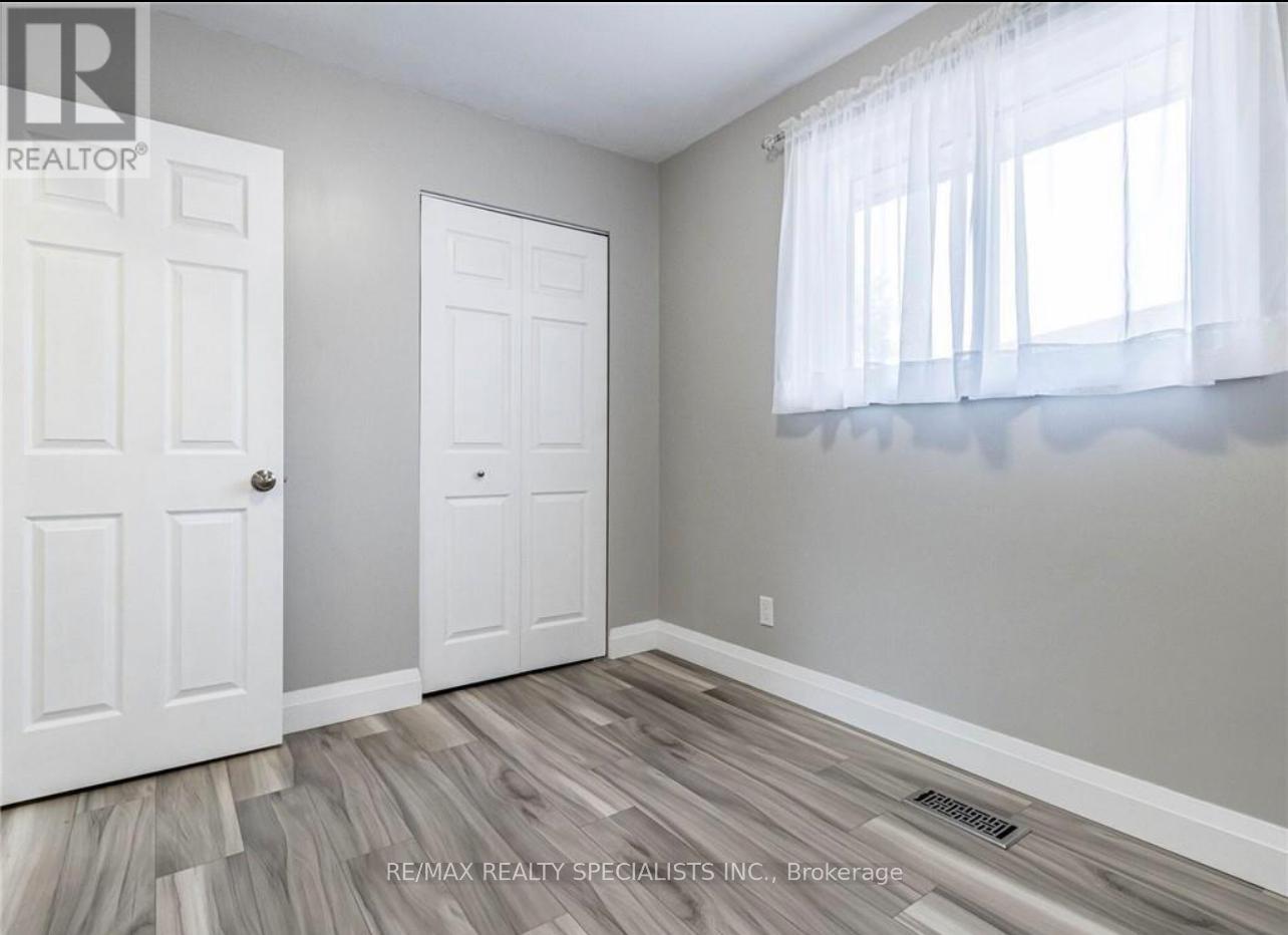 Upper - 226 Overlea Drive, Kitchener, Ontario N2M 1T3 - Photo 4 - X13414346